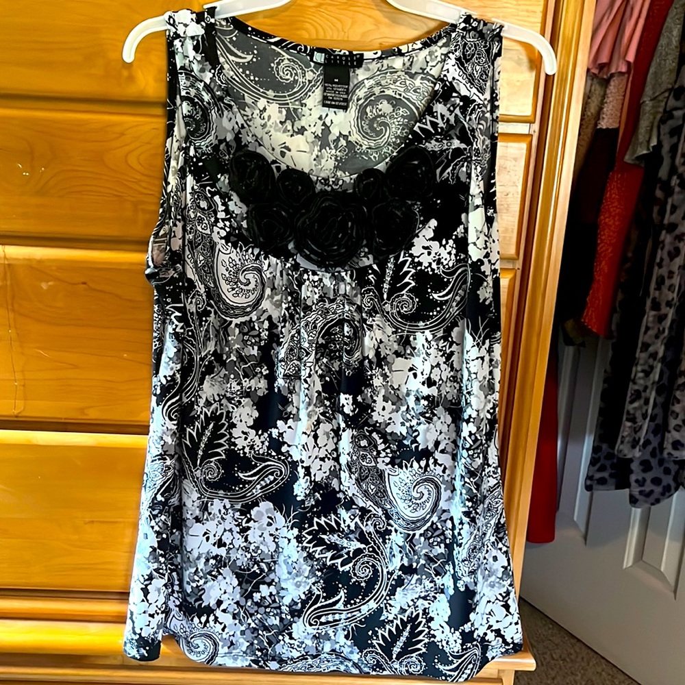 Medium-Dressy black and white floral sleeved blouse